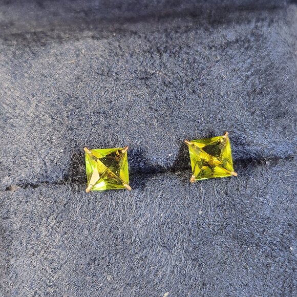 NIB VTG 10K Solid Gold Natural Olive Peridot Princess 0.75cts Stud Earrings - Picture 11 of 13